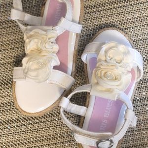 PARIS BLUES WHITE GIRLS (KIDS) DRESSY SANDAL. SIZE 6